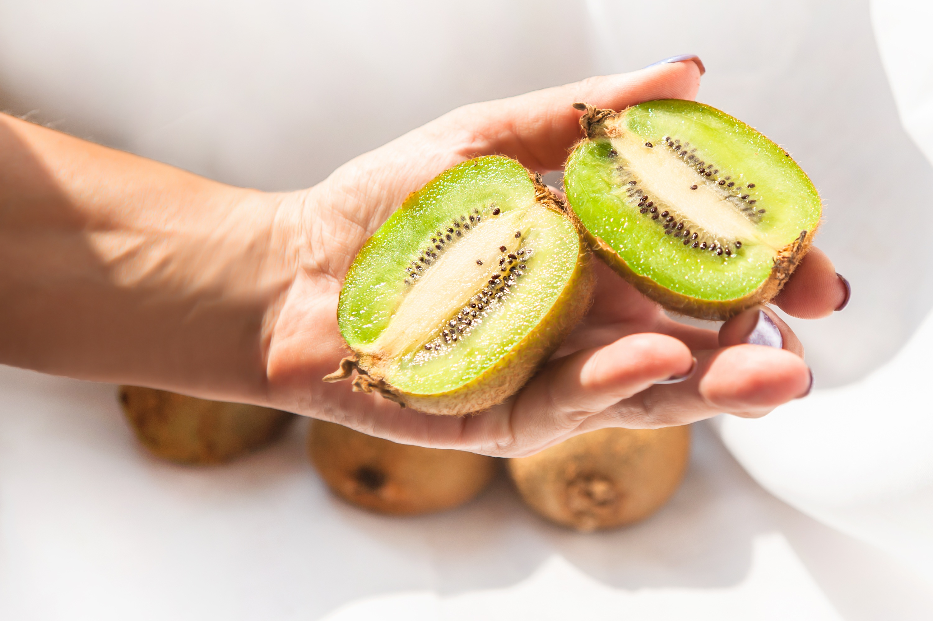 how-to-reduce-bloating-with-kiwi-fruit-extract